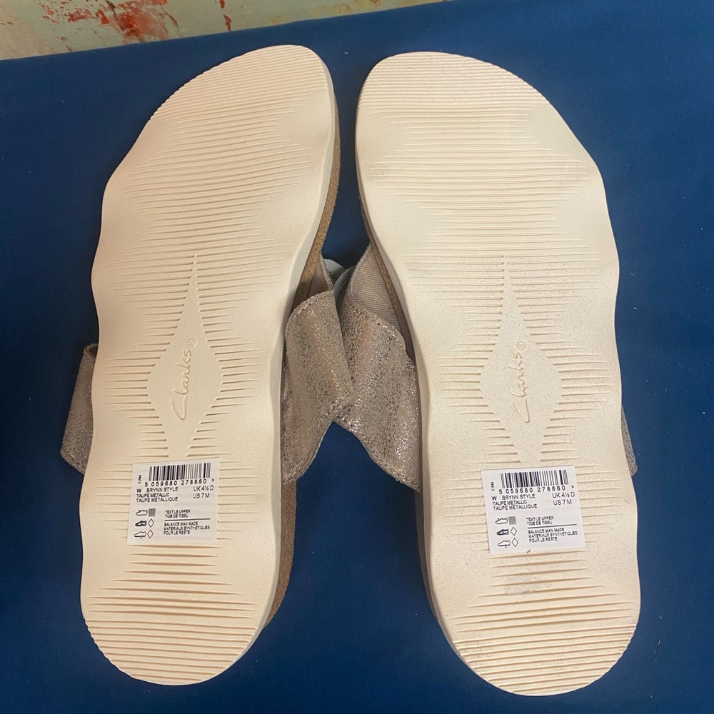Clarks Women's Brynn Style Flat Sandal with Floral Detail - Picture 6 of 7